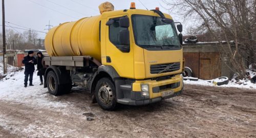 В Красноярске задержали водителя грузовика, сливающего незаконно отходы в канализацию