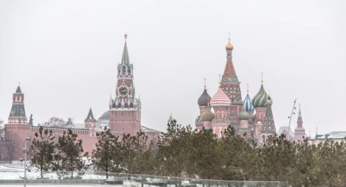 Майская непогода повалила деревья на машины, ж/д пути и ЛЭП в Москве